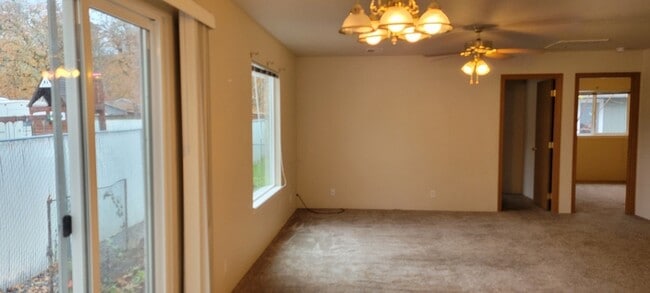 Building Photo - 228 SW Westholm Ave