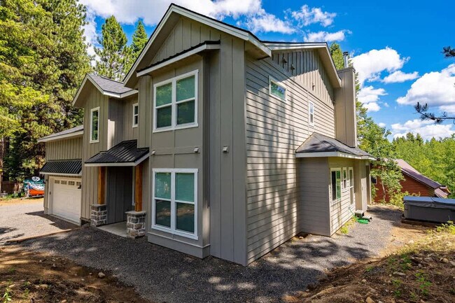 Building Photo - 1013 Yew Wood St