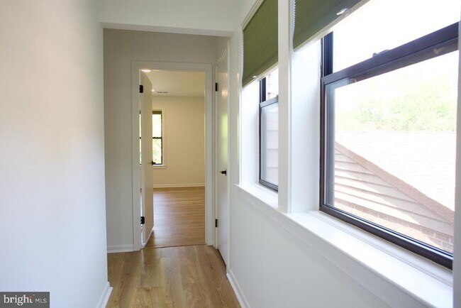 Building Photo - 5249 Strathmore Ave