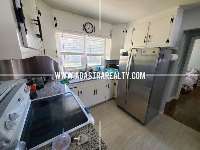 Building Photo - Spacious Overland Park Ranch Home w/Finish...