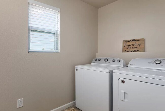 Building Photo - Newer 2000 sq ft 4 bedroom home for Lease