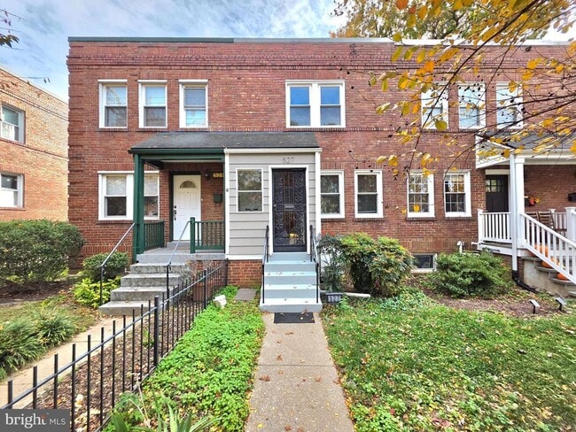 Building Photo - 527 E Nelson Ave