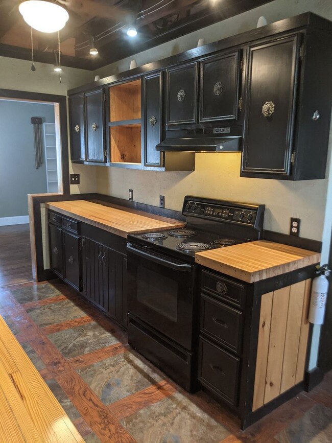 Building Photo - Spacious 4 Bed 2.5 Bath Home