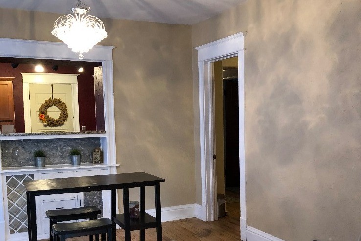 Dining w Hutch - 2119 E Bradford Ave