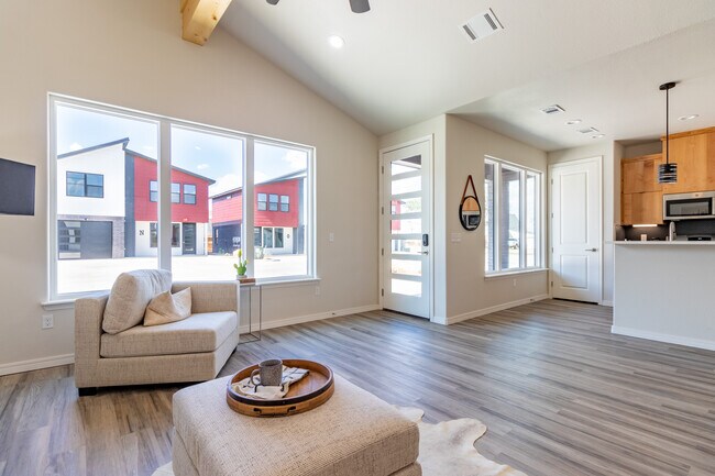 Single Story (2 bed/2 bath) - 406 38th St