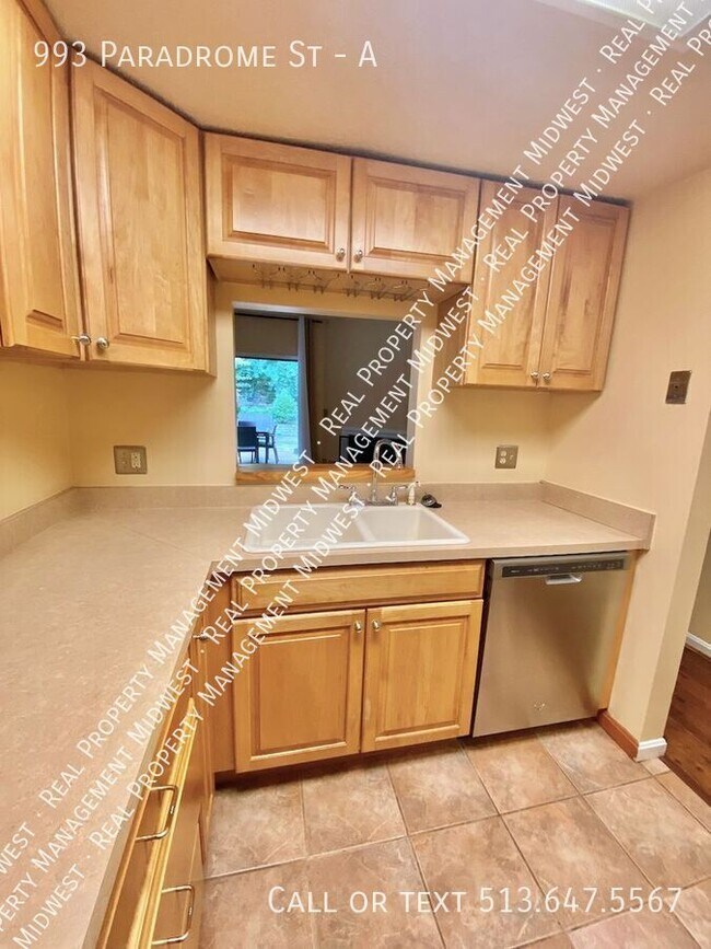 Building Photo - 993 Paradrome St