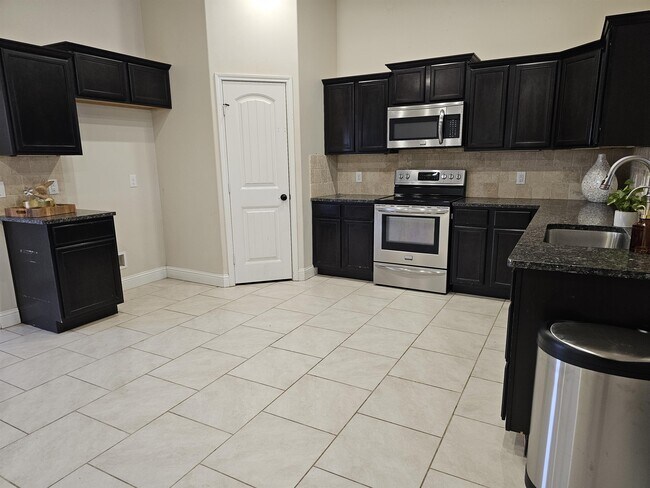 Building Photo - 806 E 93rd St