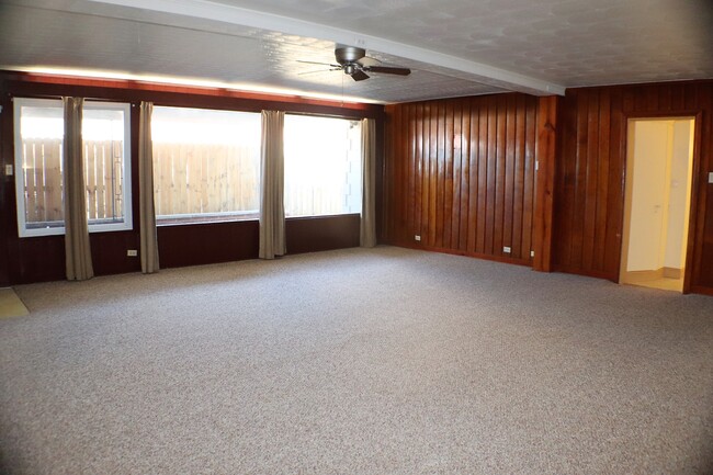 Building Photo - 109 Green Oak Dr