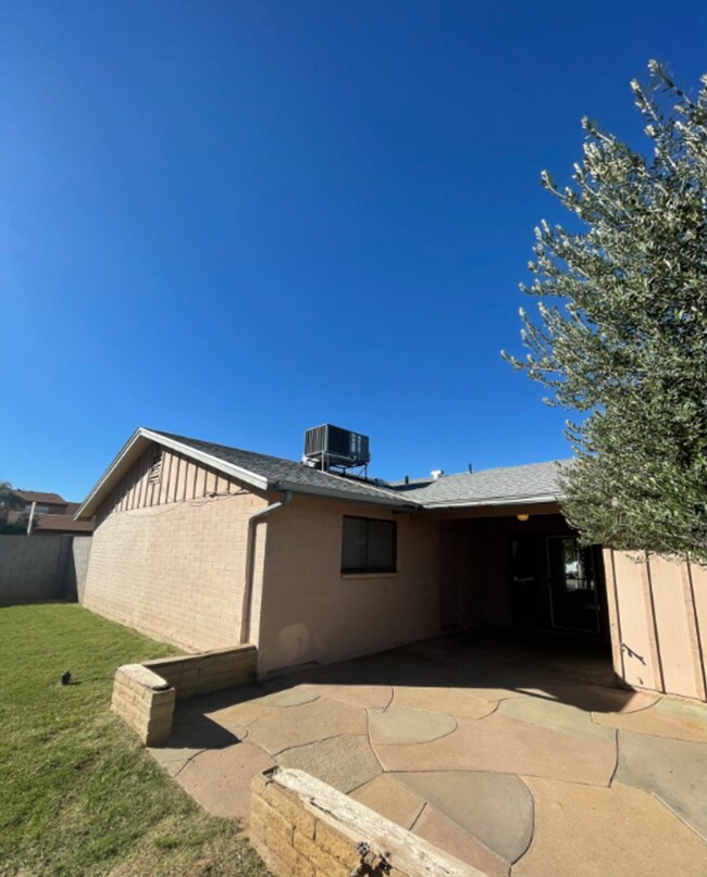 Building Photo - COMING SOON! 3 Bedroom/ 2 Bath with Conven...