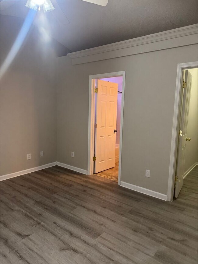 Building Photo - Great Price and location!