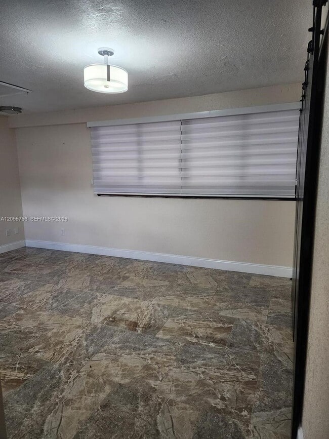 Building Photo - 11130 N Lakeview Dr