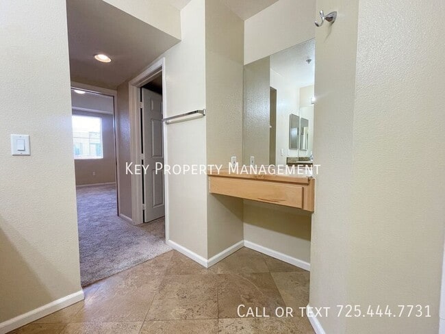 Building Photo - 2 BEDROOM HIGHLY UPGRADED PARK AVENUE CONDO!