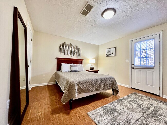 Building Photo - Great corporate furnished rental- close to everything.