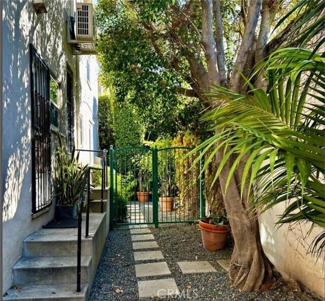 Building Photo - 5966 San Vicente Blvd