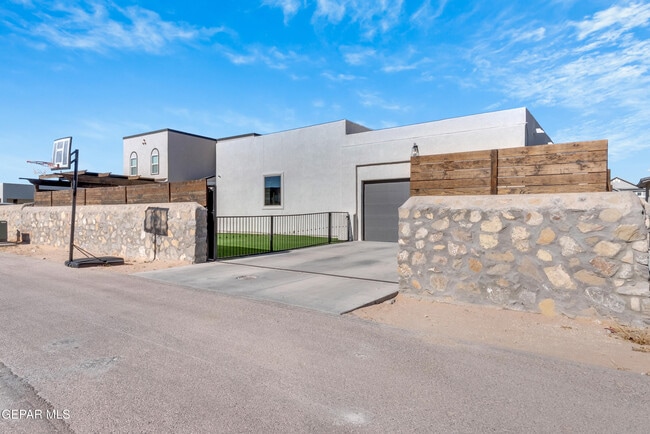 Building Photo - 14608 Pebble Hills Blvd