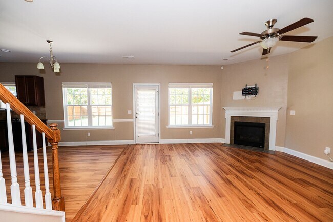 Building Photo - Amazing 4 bedrooms, 2.5 baths 2-story home in Clemmons w/ 2 car garage/fenced in backyard