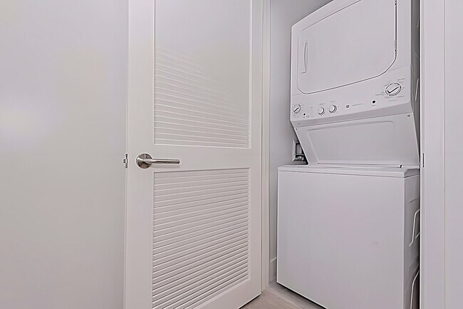 Building Photo - 4010 S Ocean Dr