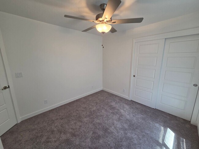 Building Photo - 1471 E White Desert Dr