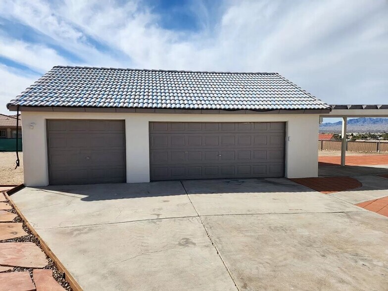 Building Photo - 2036 E Primavera Ln