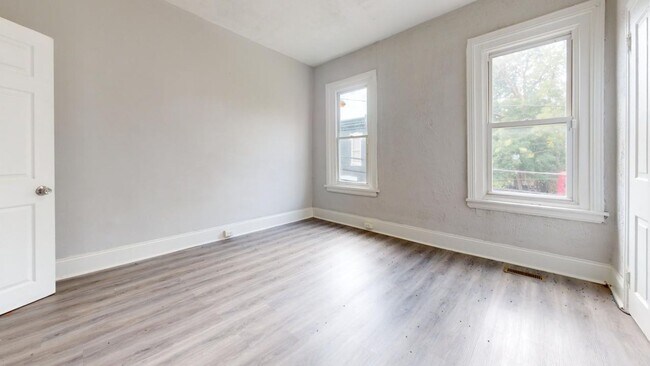 Building Photo - Renovated 2BR Row Home