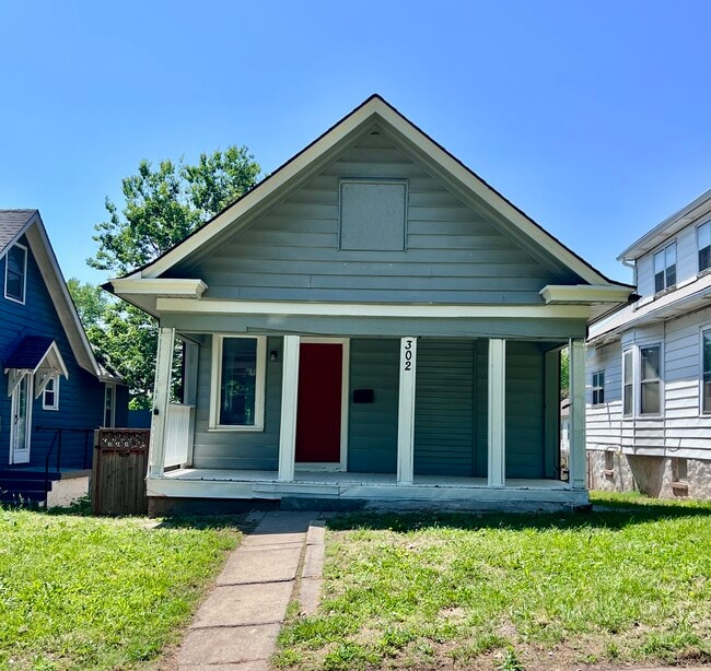 Primary Photo - 302 N Oakley Ave