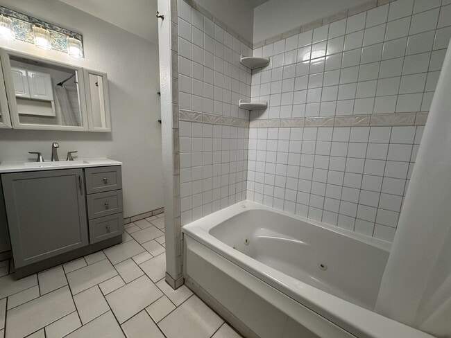 Building Photo - 1855 King Edward Dr