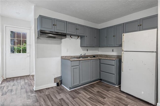 Building Photo - 305 Banberry Dr SE