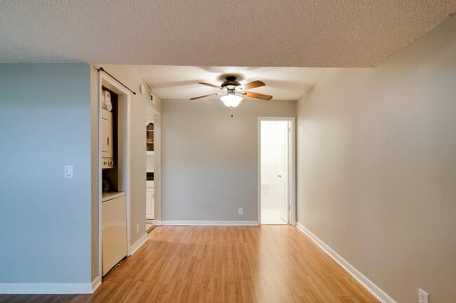 Building Photo - Awesome 1.5-bath condo in Bellevue featuring a private patio overlooking expansive green space.