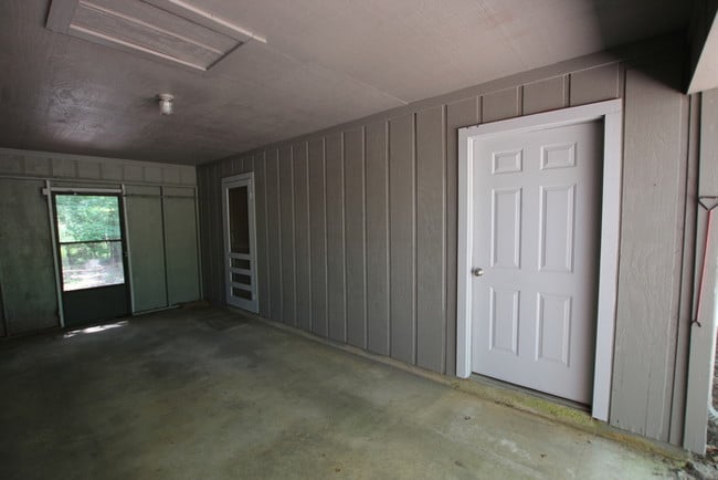 Building Photo - Charming home on Brooks Lake!