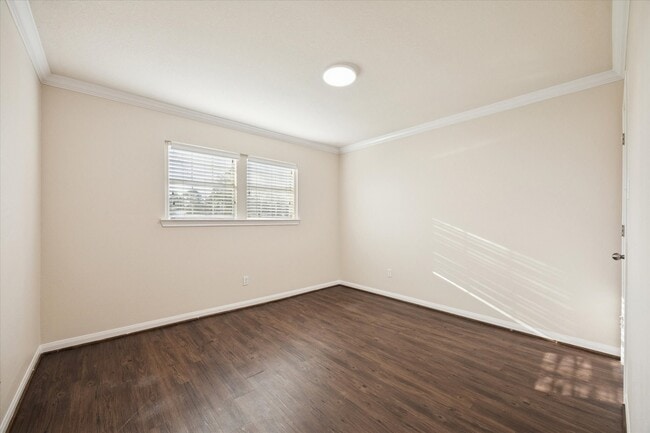 Building Photo - 214 W 17th St