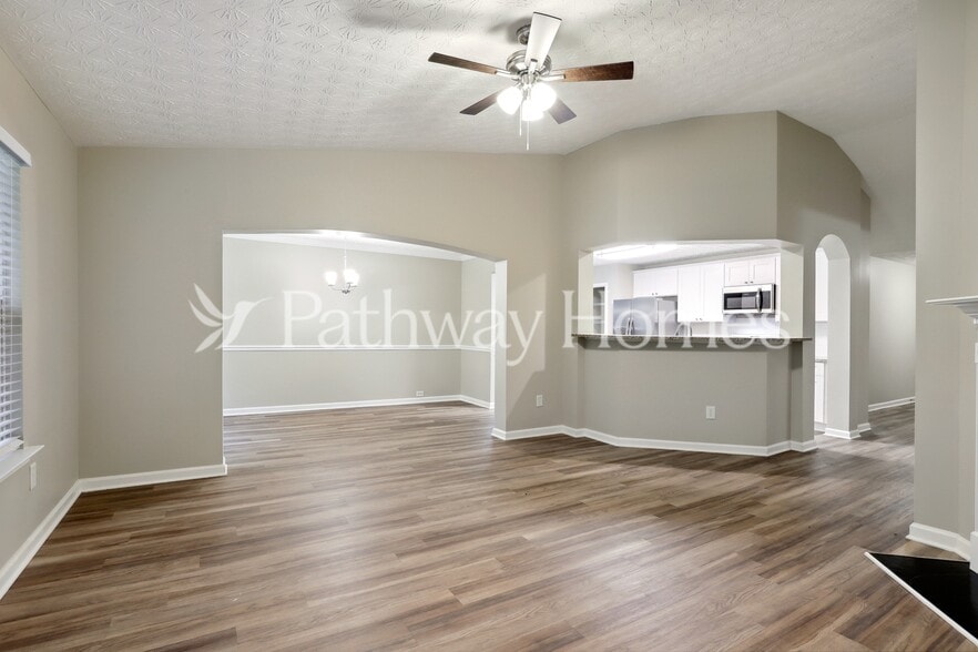 Building Photo - 210 Silver Arrow Cir