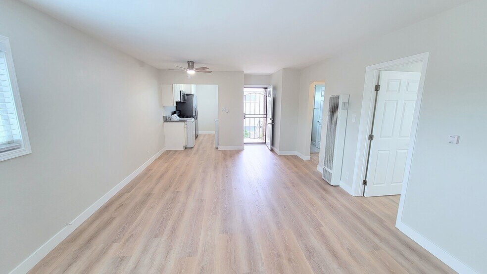 Main Room pic 3 - 4146 Redondo Beach Blvd