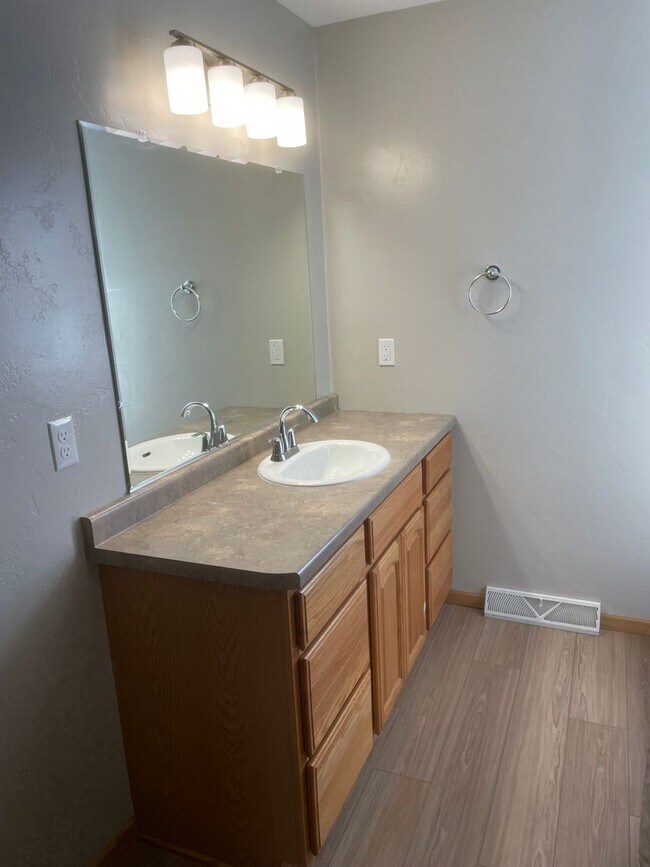 Building Photo - 2930 W Glenpark Dr