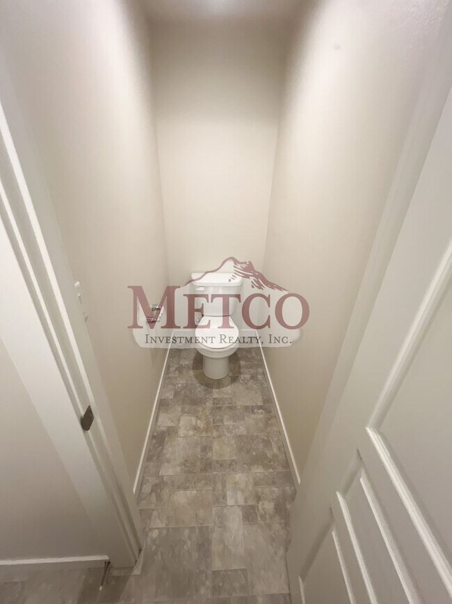 Building Photo - FOR RENT: Beautiful Coburg 3 Bed / 2.5 Bath Craftsman!