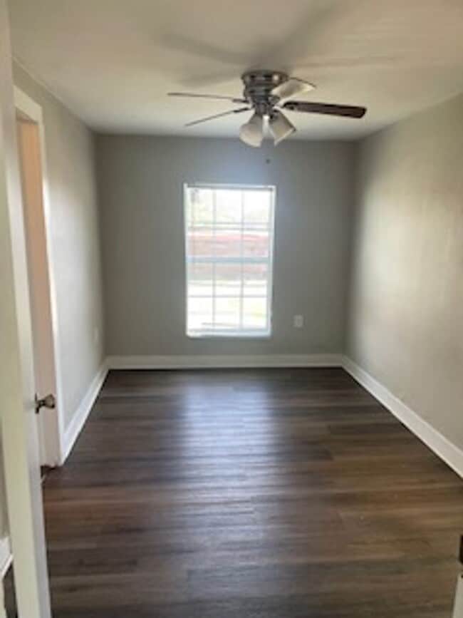 Building Photo - 2 Bed/2 Bath Garage Apartment