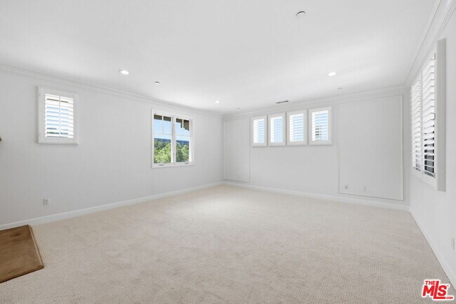 Building Photo - 13079 Bluff Creek Dr