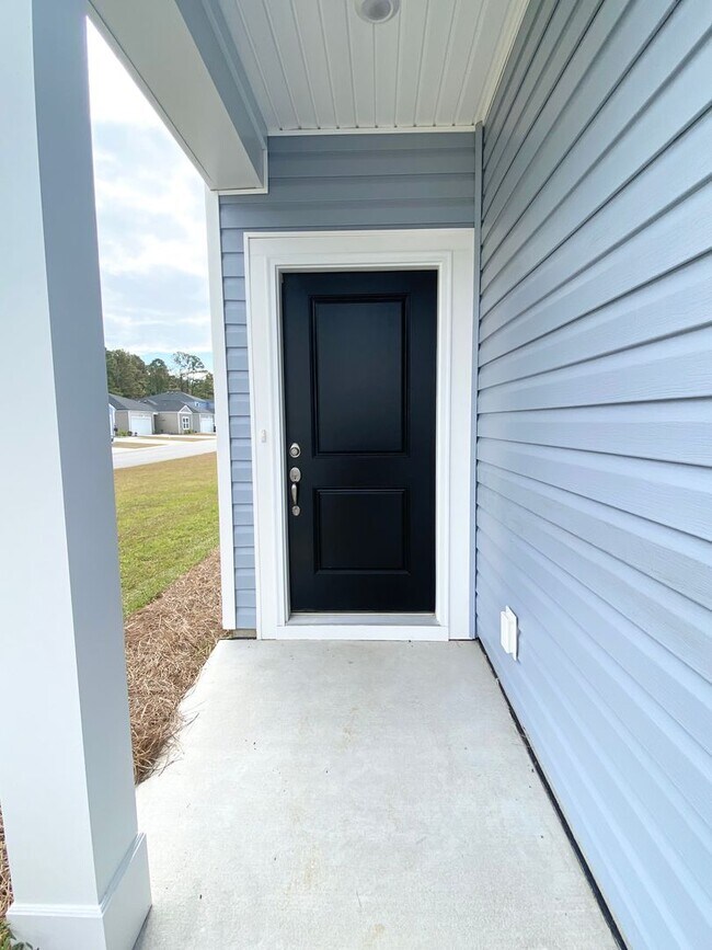 Building Photo - LIKE NEW home in a new subdivision!