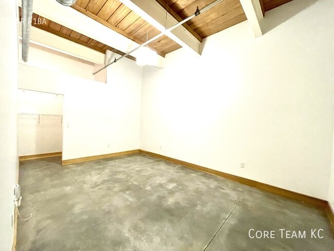 Building Photo - Large One Bedroom Loft in Crossroads