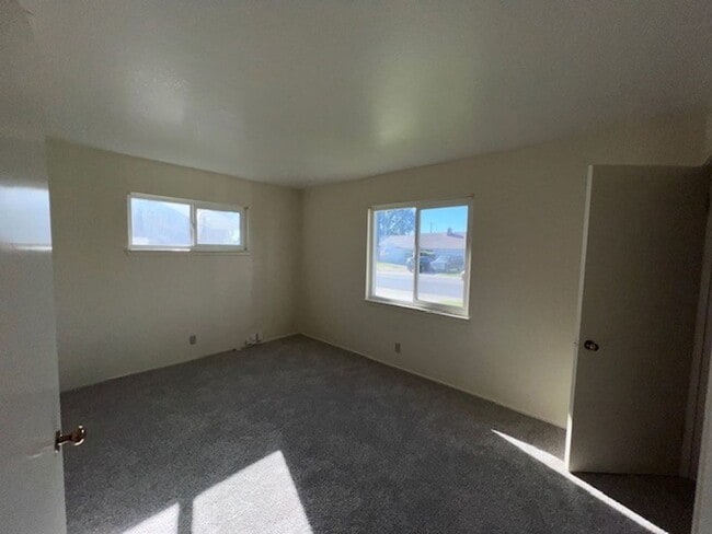 Building Photo - Freshly painted Parkway home close to scho...