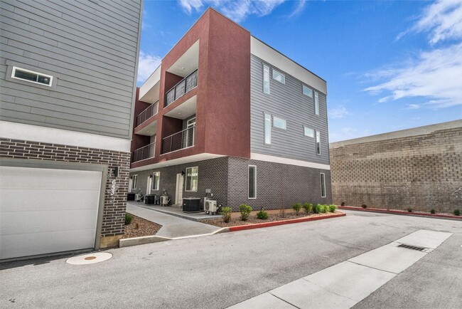 Building Photo - New 2024 Townhome with Office & 2 Car Garage