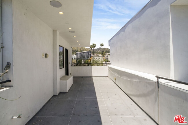 Building Photo - 1445 1/2 N Martel Ave