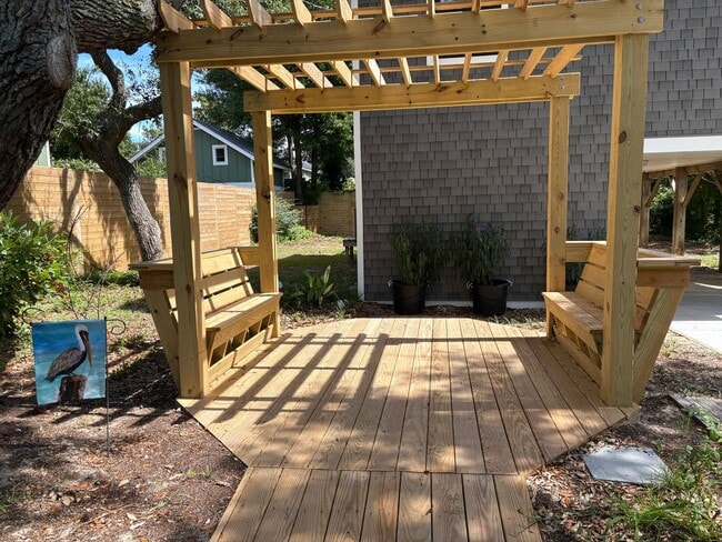 Building Photo - Available now for 12 month lease! 2150 per...