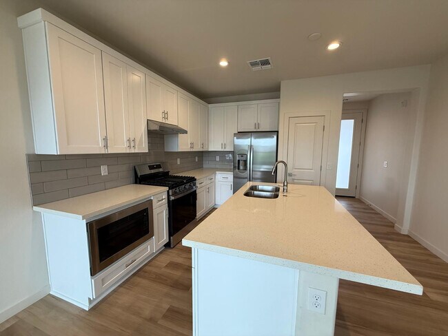 Building Photo - 624 N Vine St