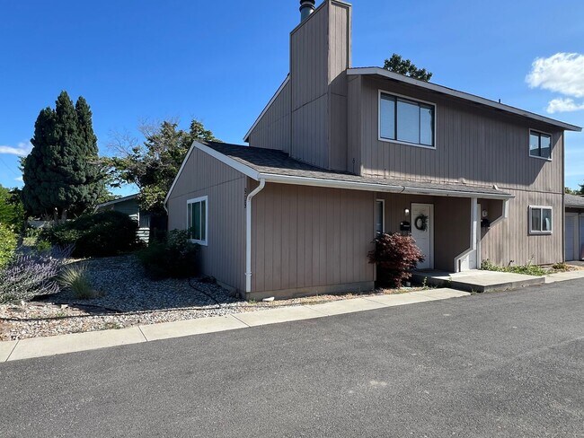 Primary Photo - 909 Gellatly St