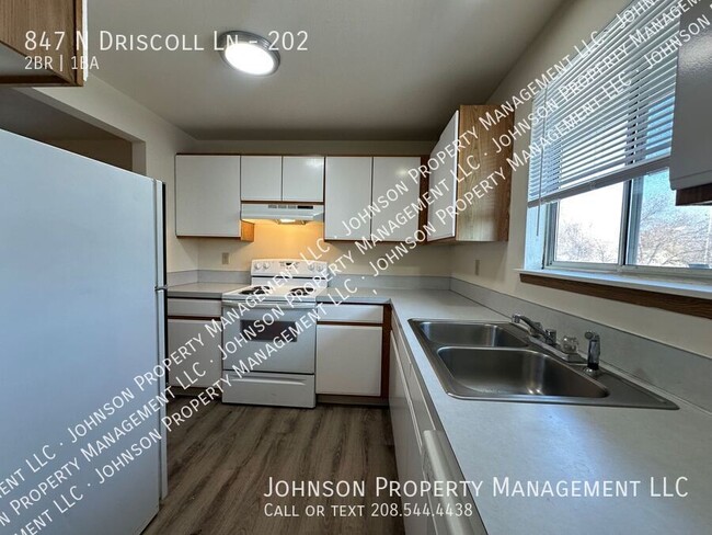 Building Photo - Nice upstairs apartment near Whitewater Park.