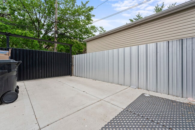 Building Photo - 614 N Troy St