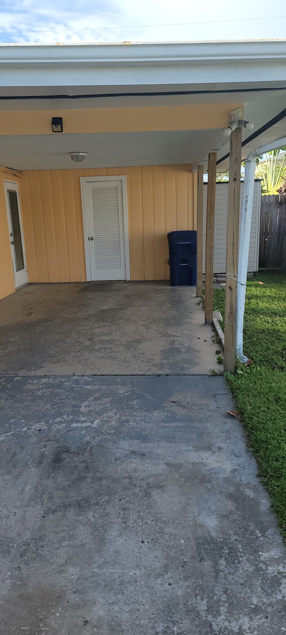 Building Photo - 571 Trade Winds Dr