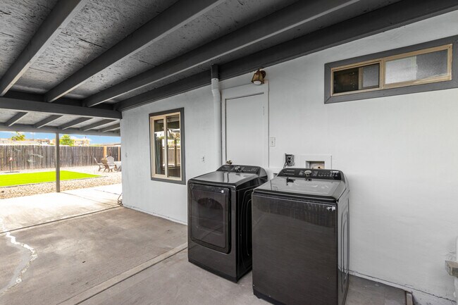 Building Photo - 2031 E Orange St.