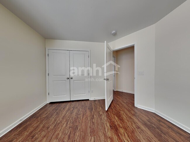 Building Photo - 330 Crabapple Cir