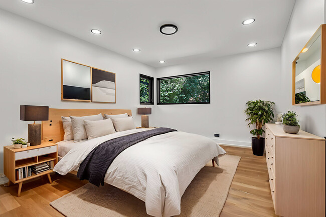 Building Photo - 623 Echo Ln